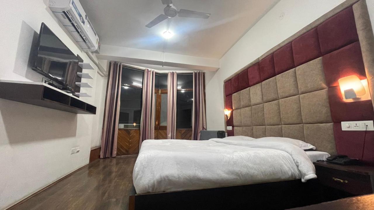 Hotel Senorita Srīnagar Buitenkant foto