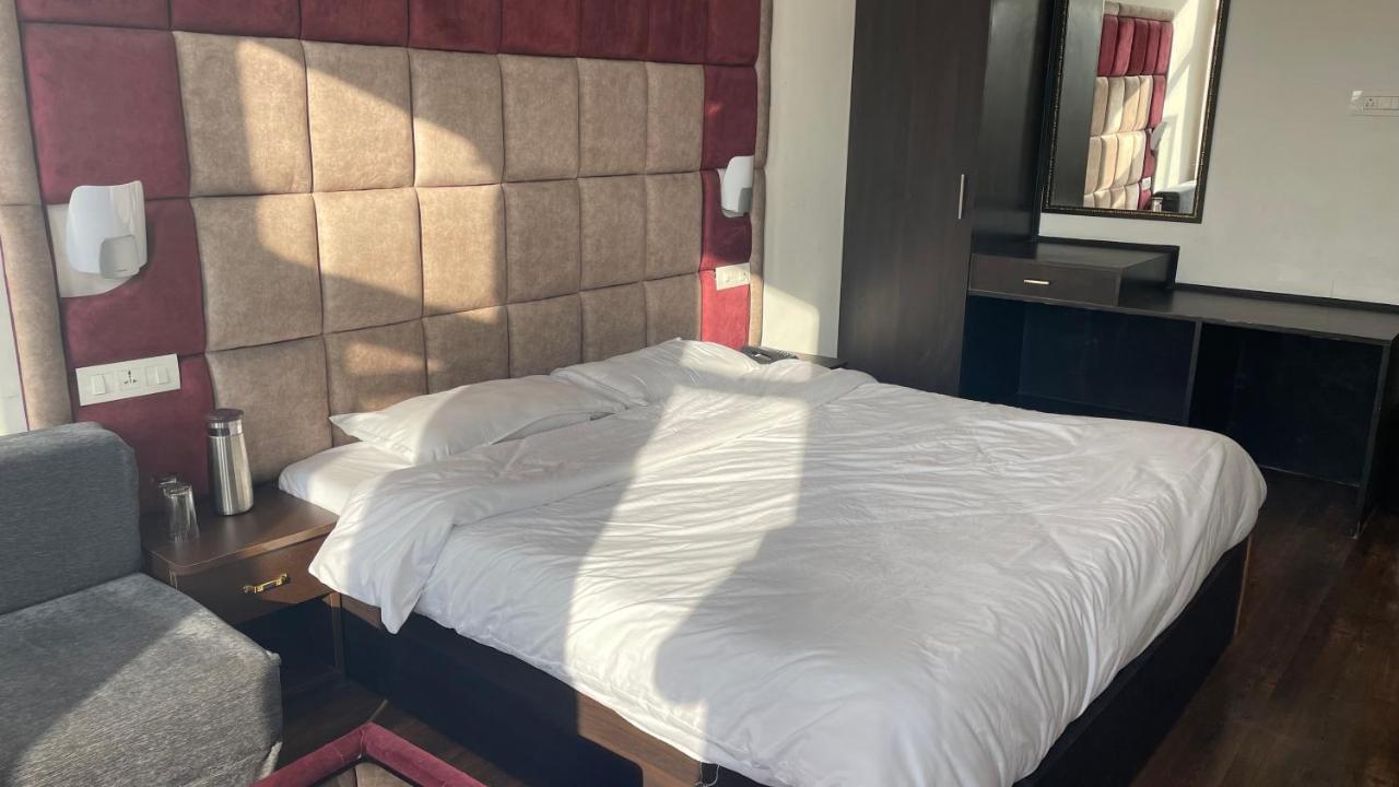 Hotel Senorita Srīnagar Buitenkant foto