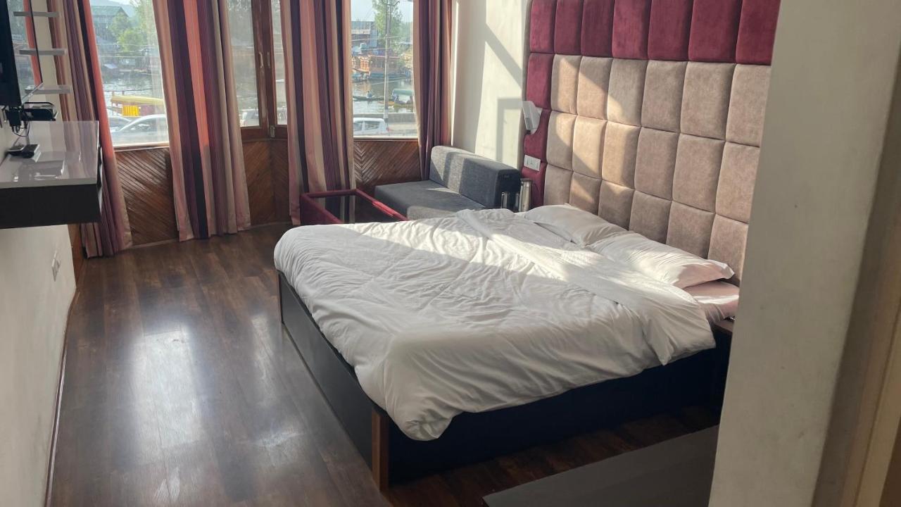 Hotel Senorita Srīnagar Buitenkant foto