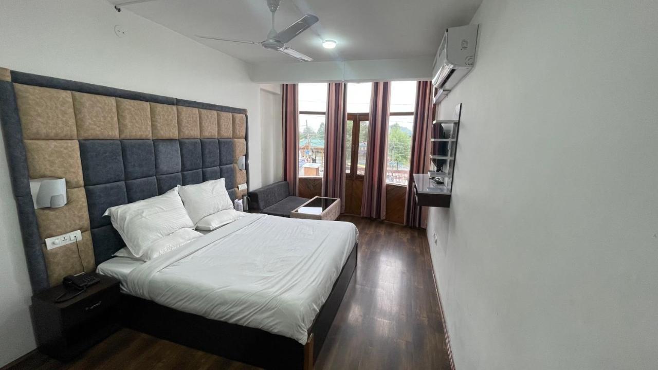 Hotel Senorita Srīnagar Buitenkant foto