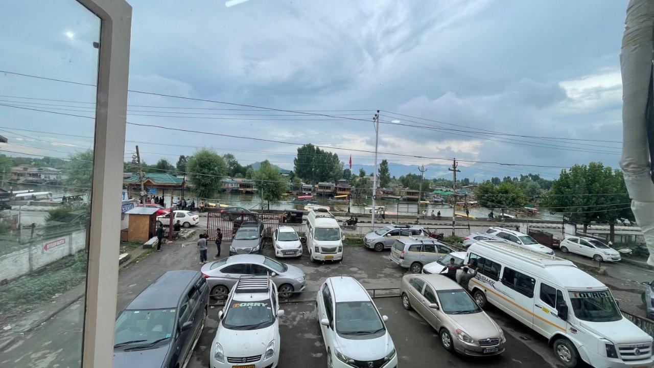 Hotel Senorita Srīnagar Buitenkant foto