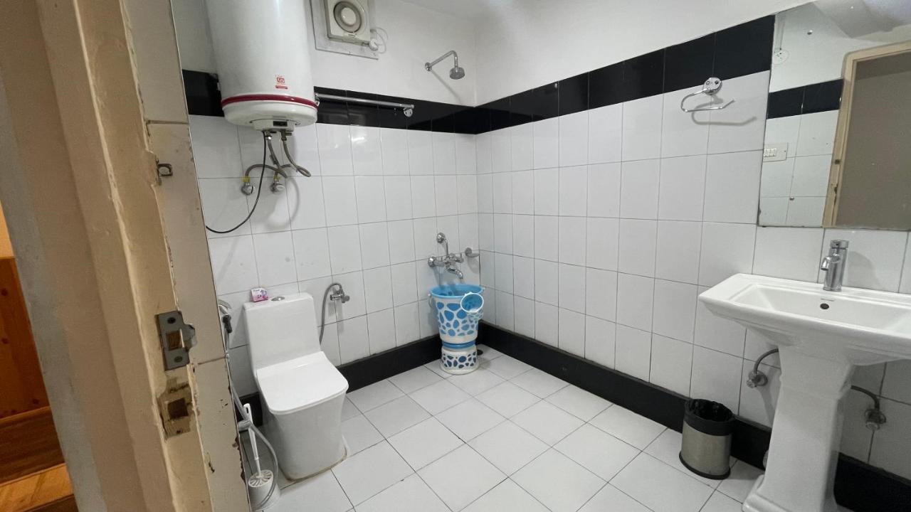 Hotel Senorita Srīnagar Buitenkant foto