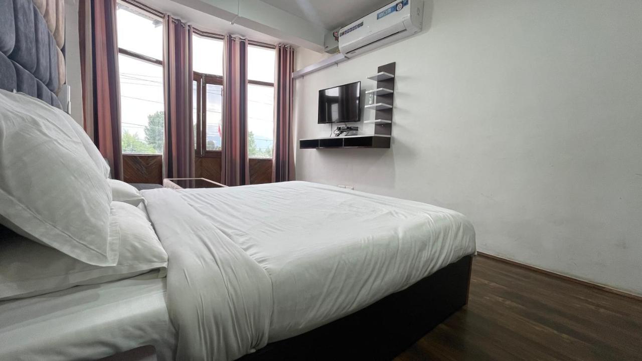 Hotel Senorita Srīnagar Buitenkant foto
