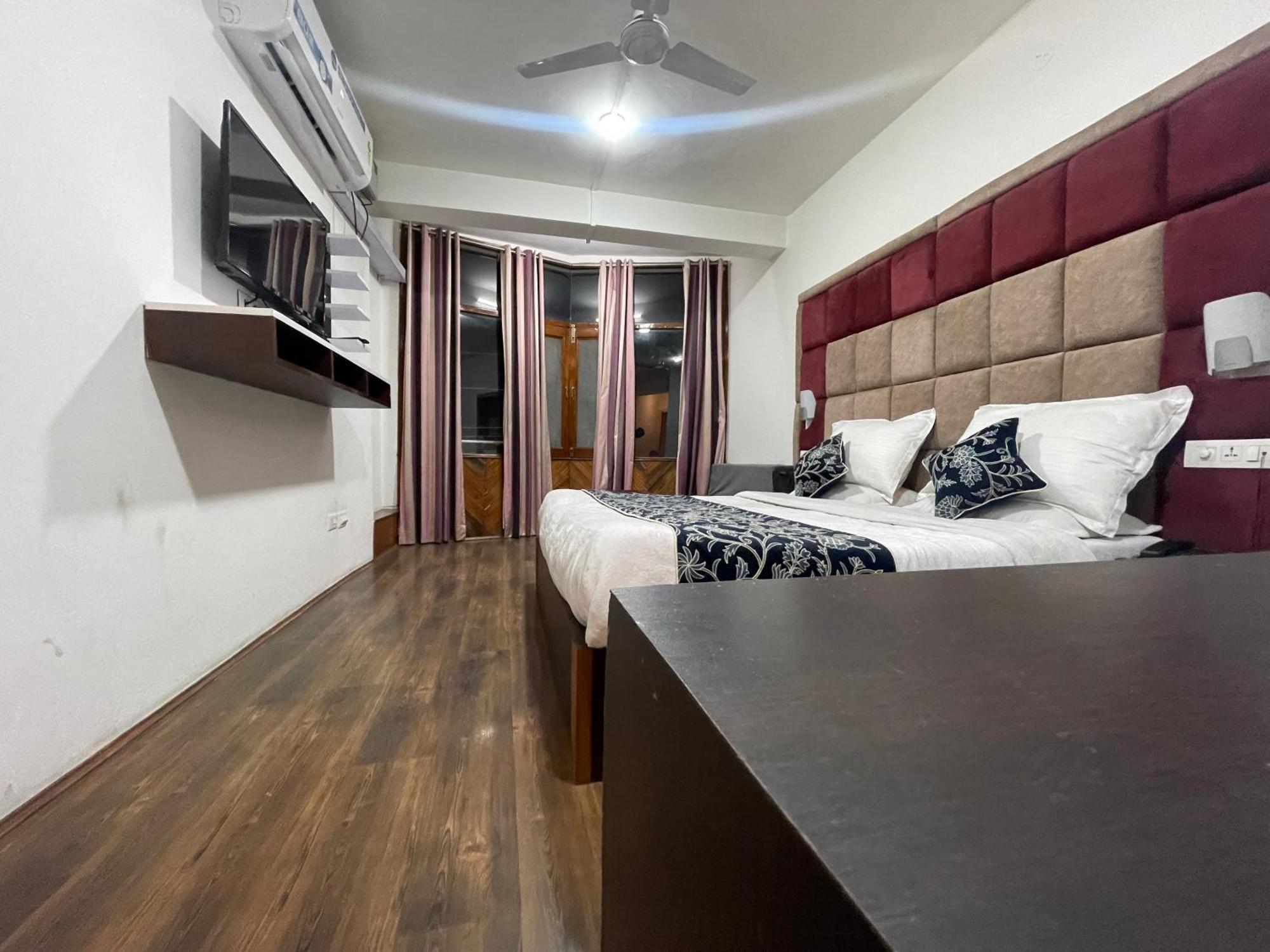 Hotel Senorita Srīnagar Buitenkant foto
