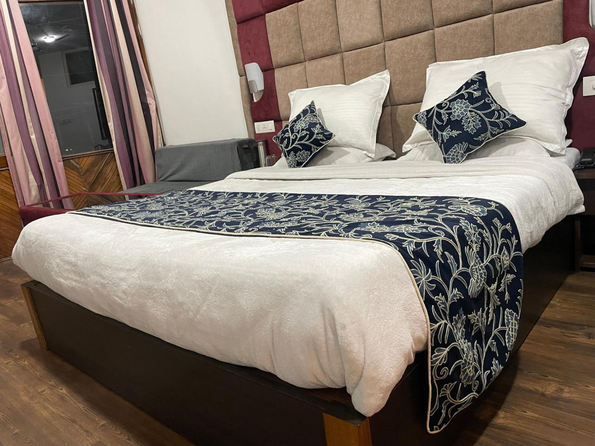 Hotel Senorita Srīnagar Buitenkant foto