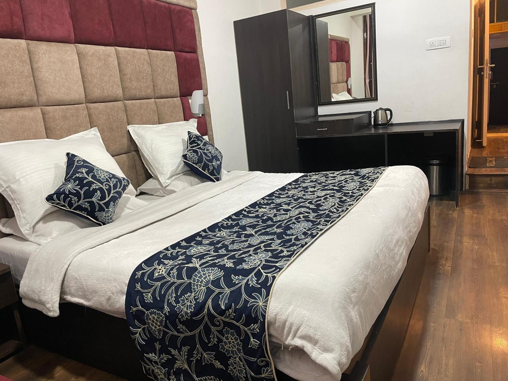 Hotel Senorita Srīnagar Buitenkant foto
