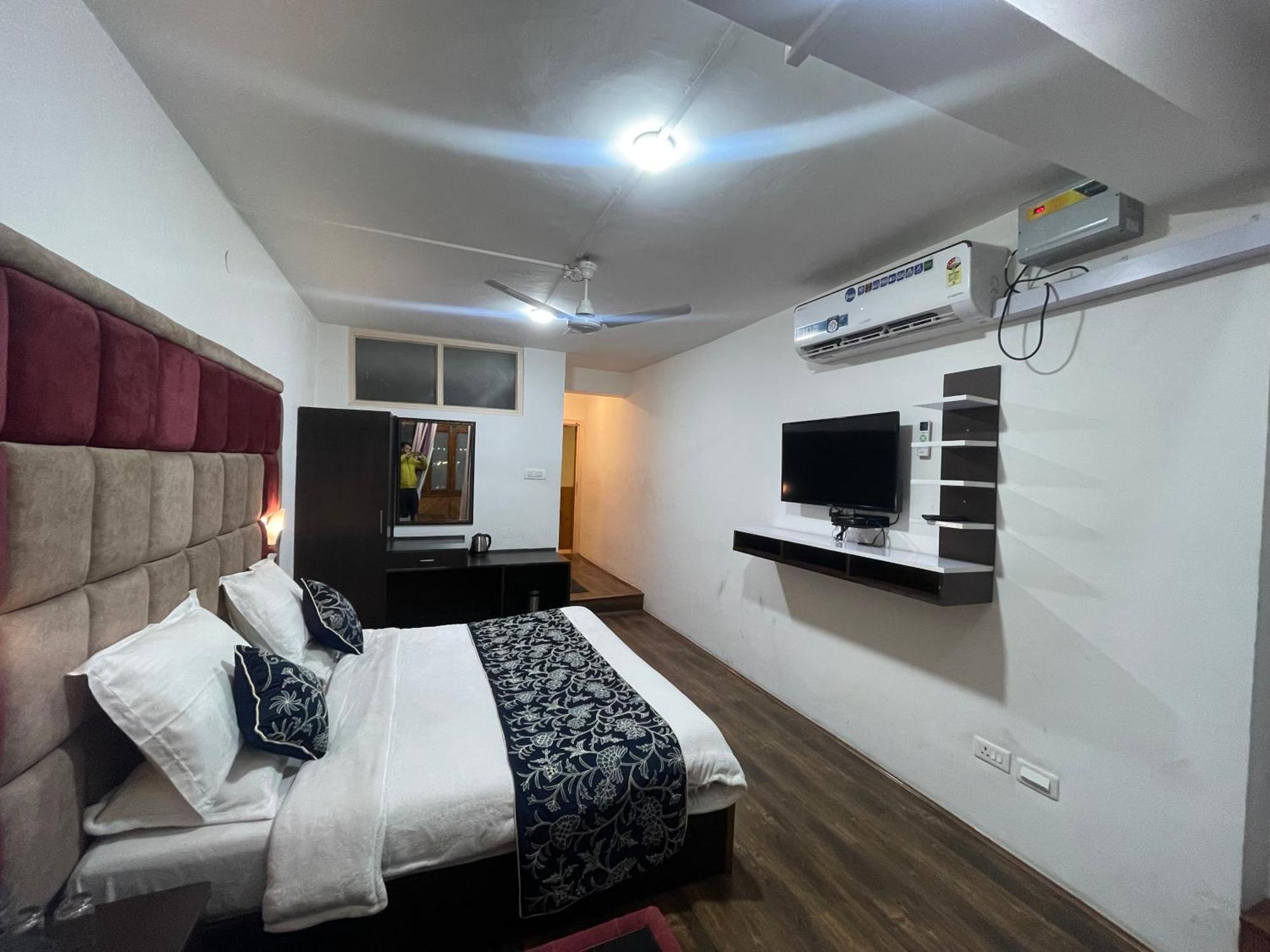 Hotel Senorita Srīnagar Buitenkant foto