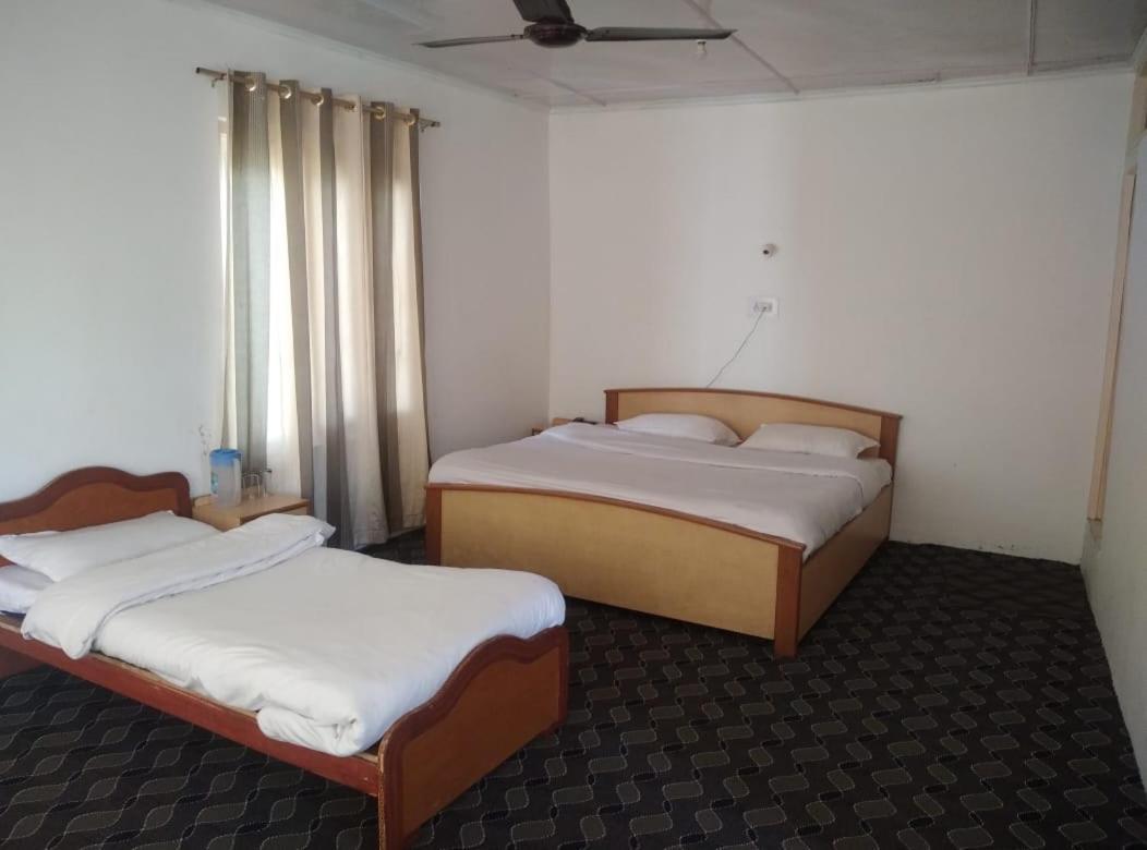 Hotel Senorita Srīnagar Buitenkant foto