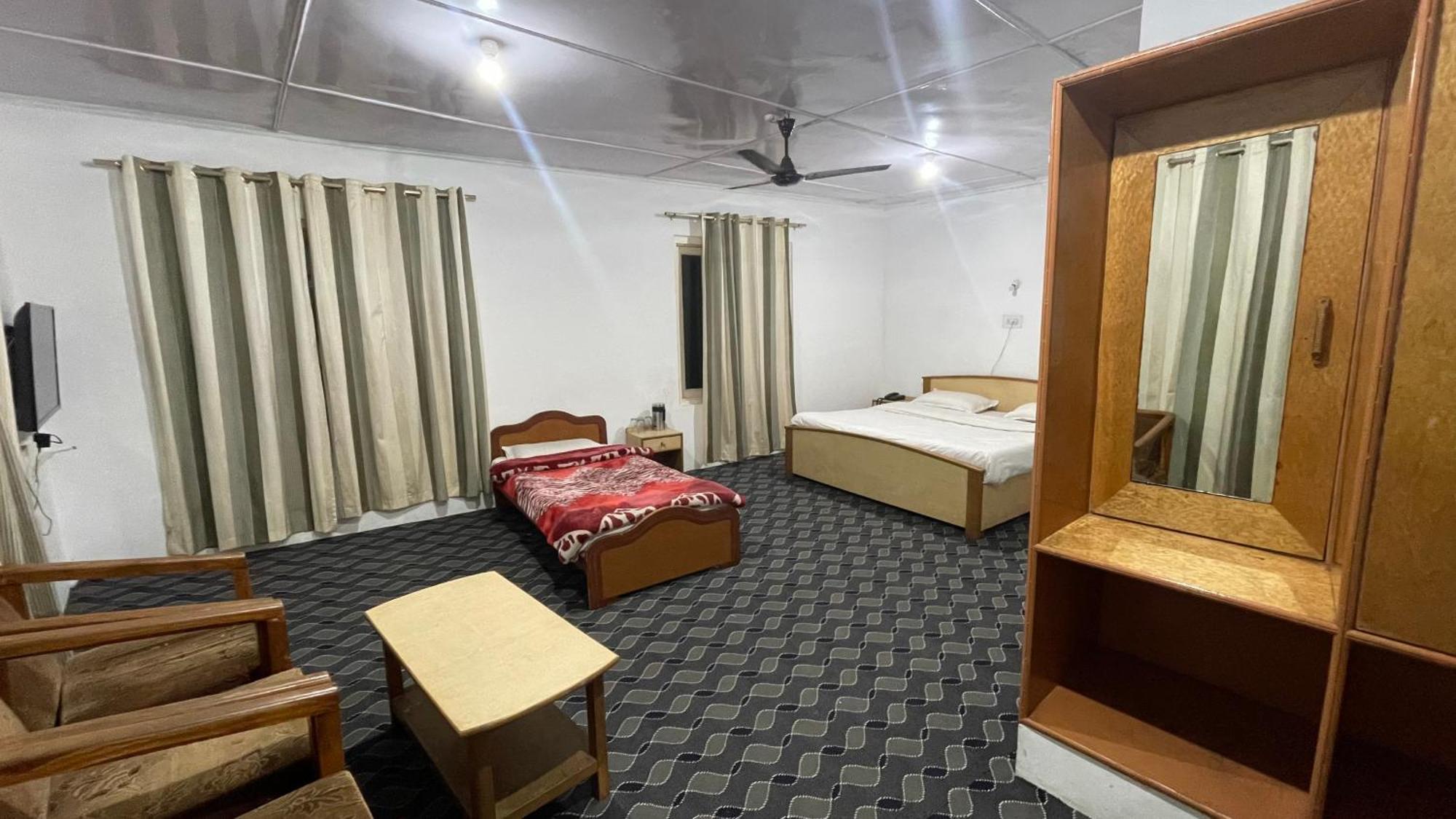 Hotel Senorita Srīnagar Buitenkant foto