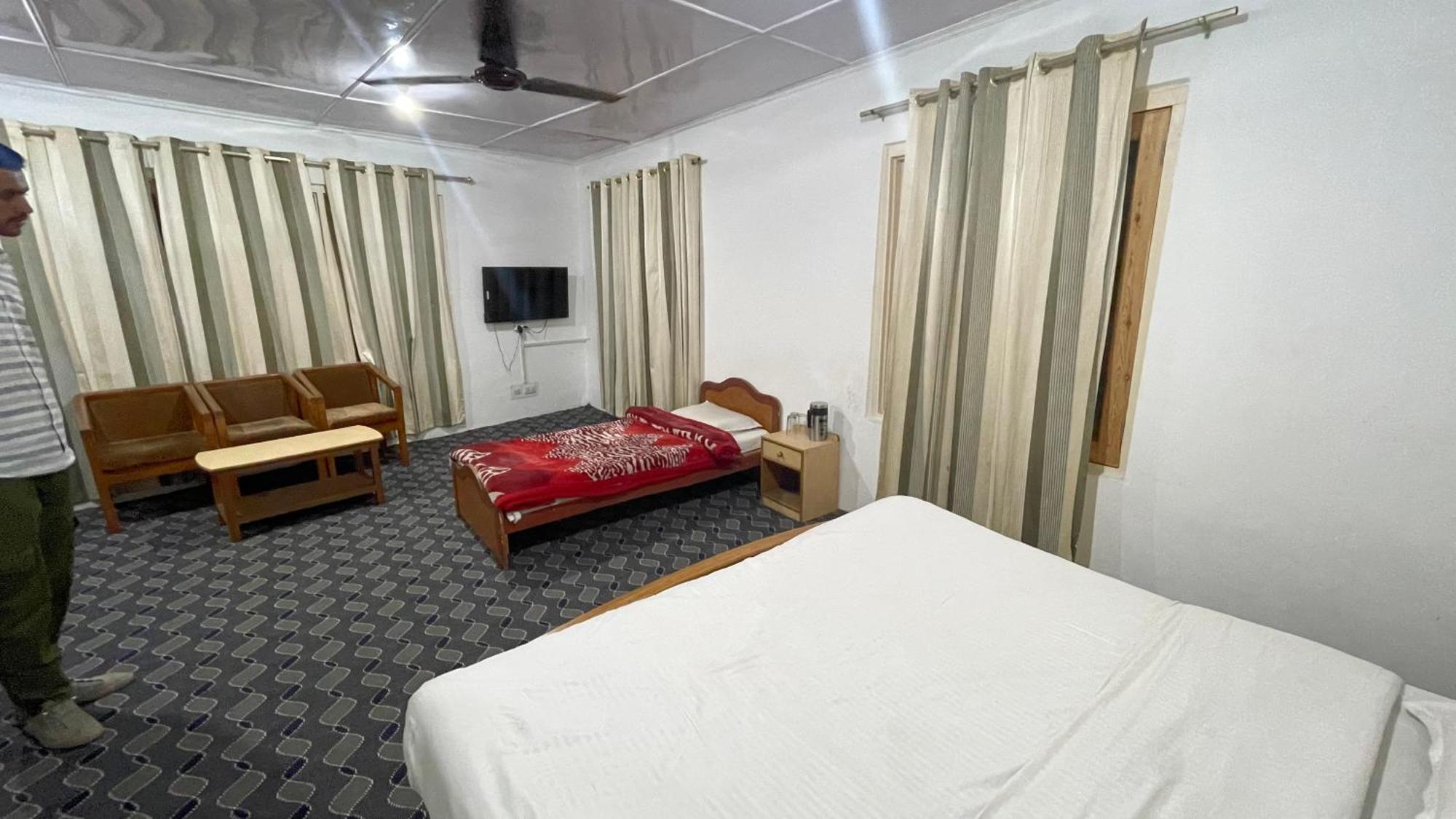 Hotel Senorita Srīnagar Buitenkant foto
