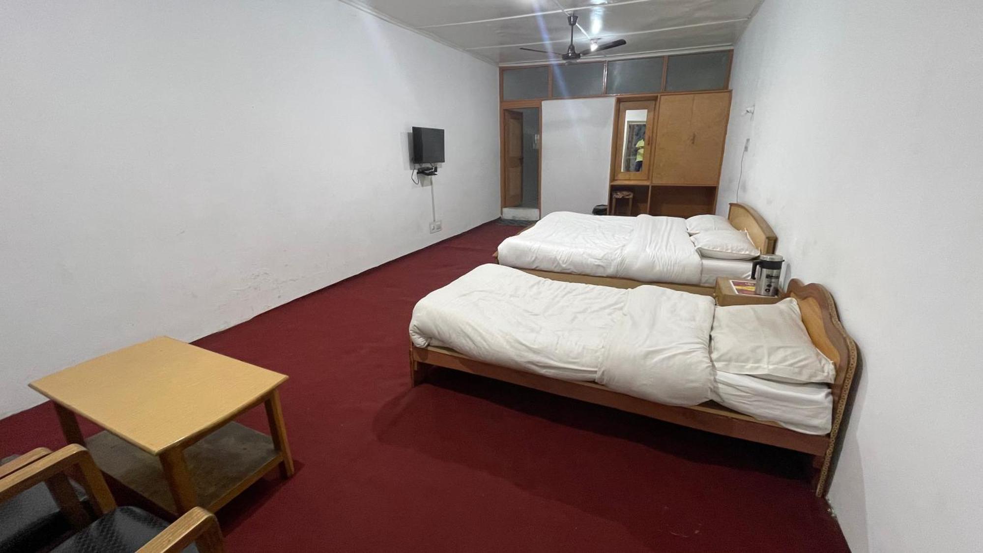 Hotel Senorita Srīnagar Buitenkant foto