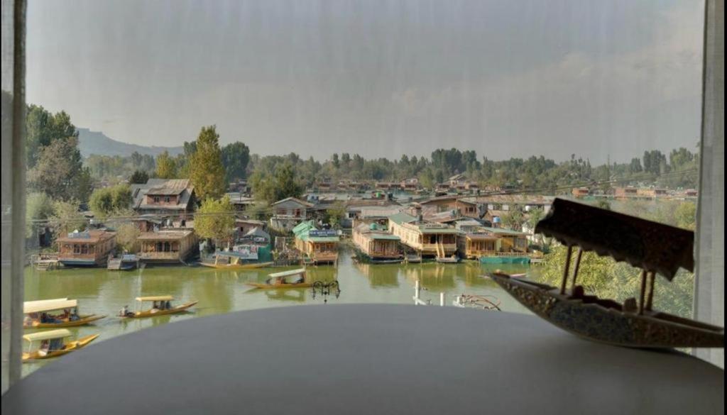 Hotel Senorita Srīnagar Buitenkant foto